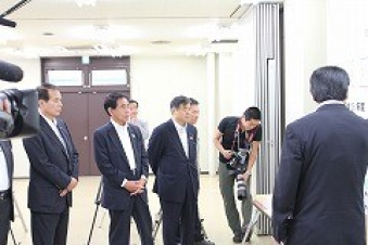 教育再生実行会議が大学入試センターを視察04